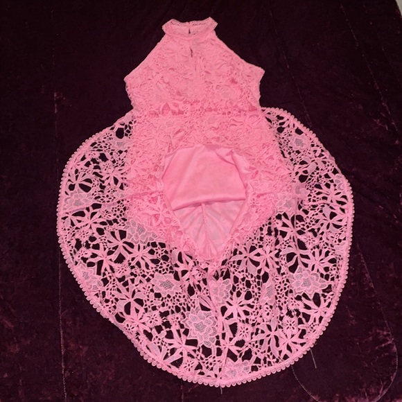 Lace holster dress with flounce hem - Picture 5 of 8